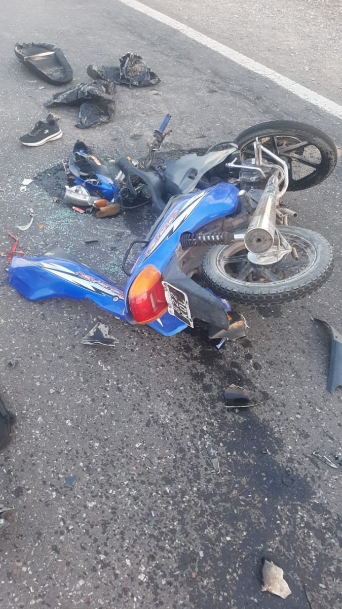 Murió un hombre de 27 años iba en moto y chocó con un auto