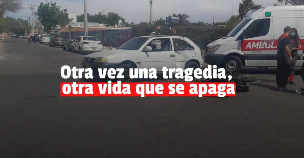 Un delivery chocó con un auto y murió en un transitado cruce de Capital