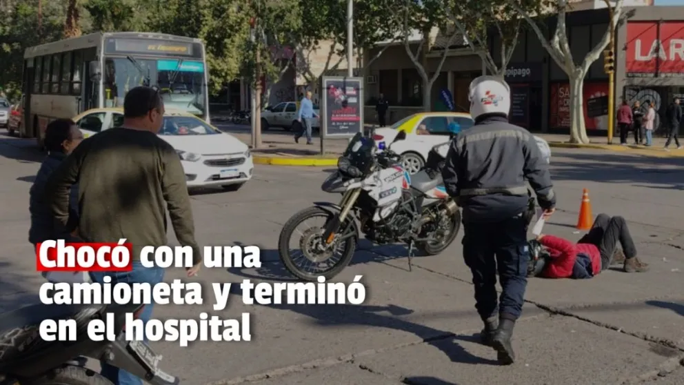 Fuerte choque entre una moto y una camioneta en un transitado cruce céntrico