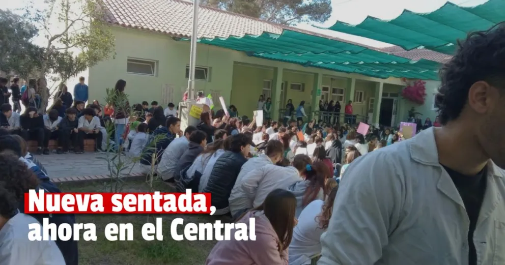 Alumnos del Colegio Central hicieron una sentada en la institución 