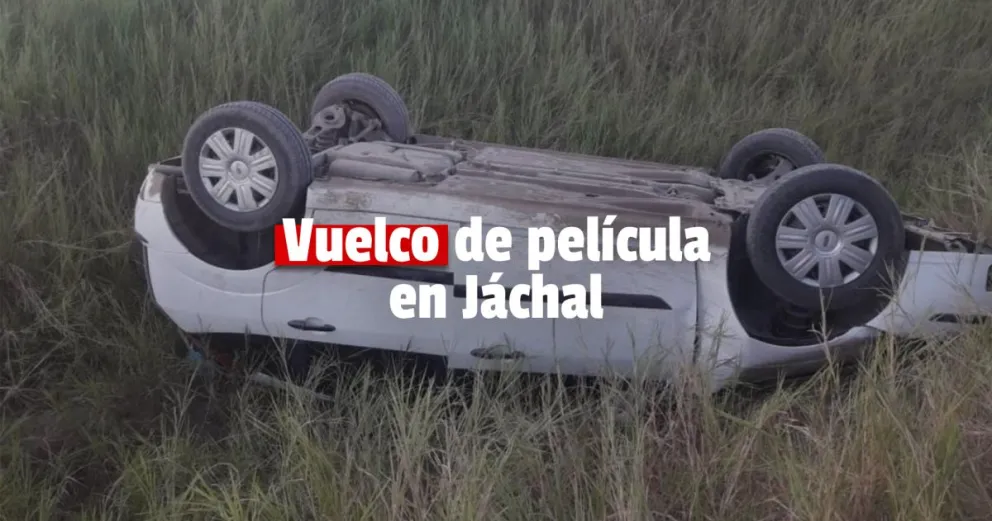 Dos jóvenes volcaron con su auto y volaron por arriba de un canal 