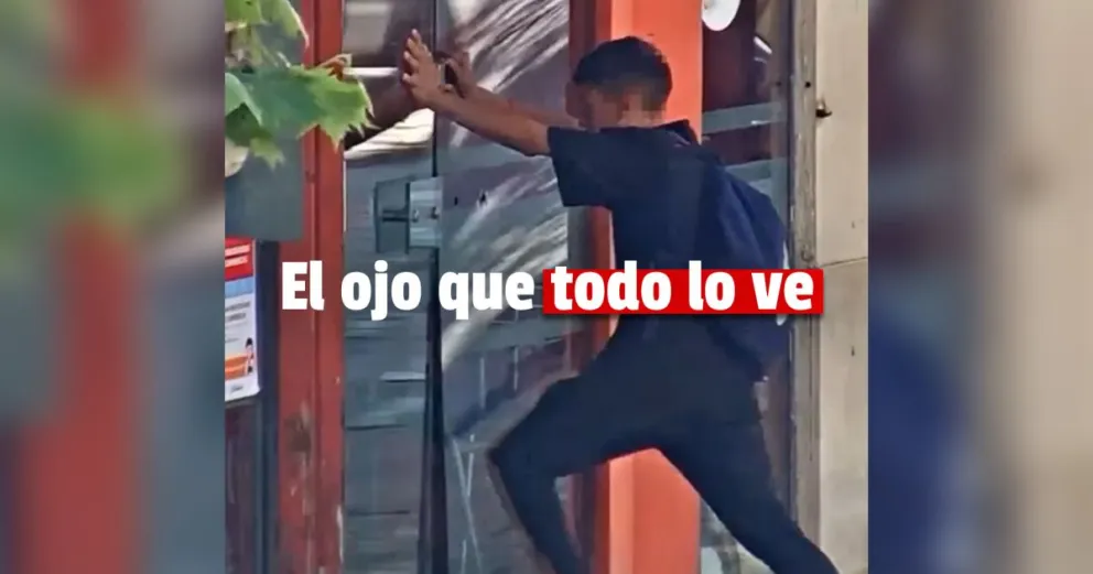 Las cámaras captaron cómo tres adolescentes querían entrar a un comercio en Capital