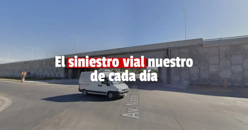 Una moto y un auto chocaron en un transitado cruce 