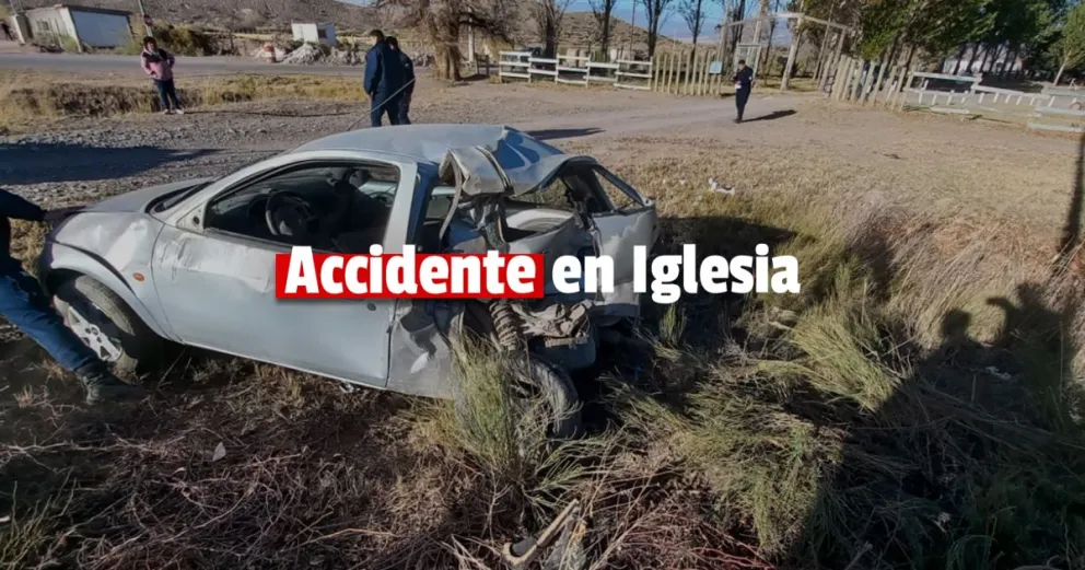 Fuerte choque entre un colectivo y un auto en Iglesia