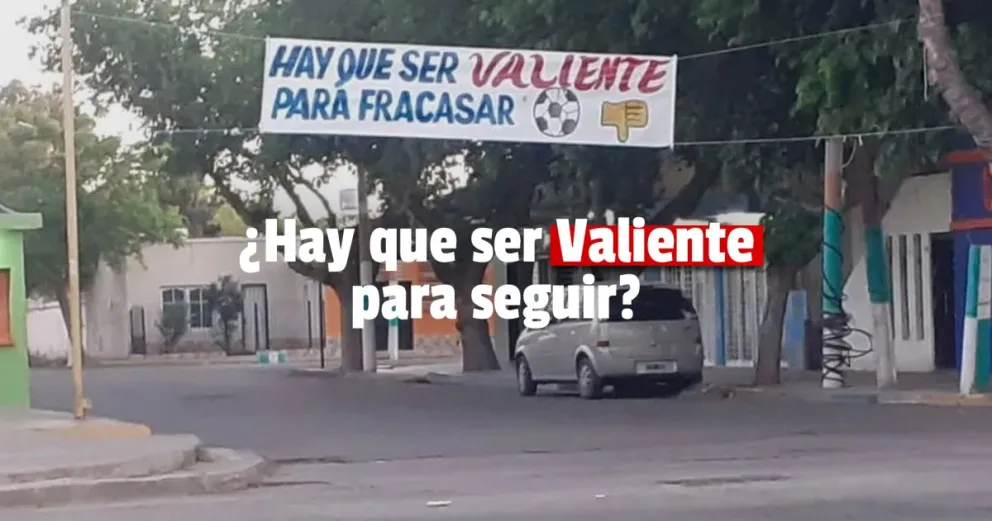 "Hay que ser Valiente para fracasar" expresa el pasacalles de los hinchas viboras