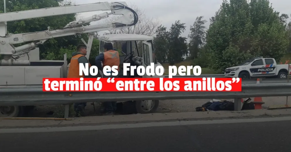 Un camión grúa atravesó un guardarrail y quedó entre los anillos de la Circunvalación  