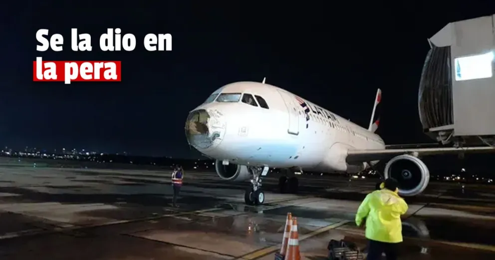 Video: aterradora turbulencia de un avión que atravesó una tormenta y aterrizó con la trompa destruida