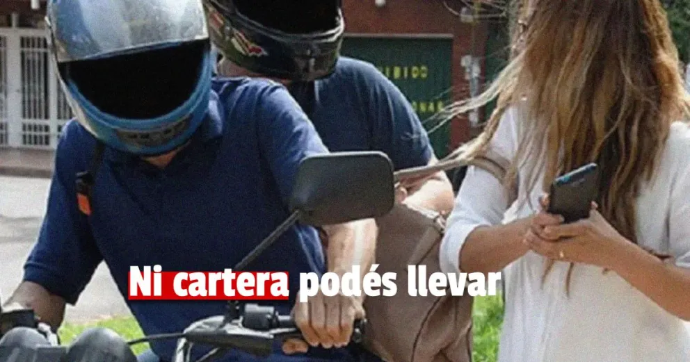 Motochorros le llevaron la cartera a una mujer con dinero