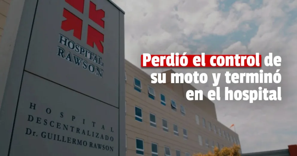 Un motociclista chocó con un auto y quedó muy herido 
