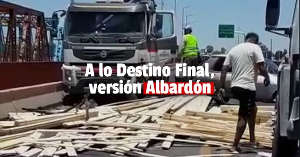 Albardón: un camión perdió su carga de maderas en plena ruta 