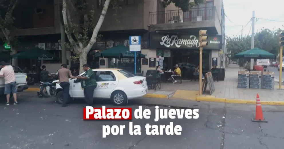 Dos autos impactaron en un peligroso cruce: no funciona el semáforo 