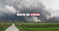 Evacúan personas en Indonesia por un volcán en erupción 