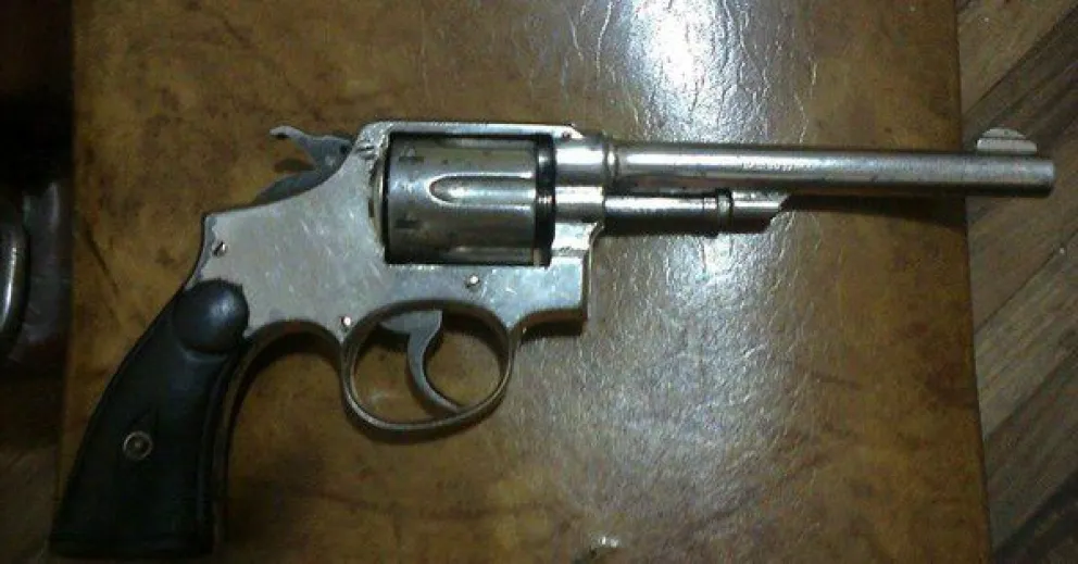 Detienen a dos jóvenes en plena Avenida Libertador con armas de fuego, celulares y dinero en efectivo