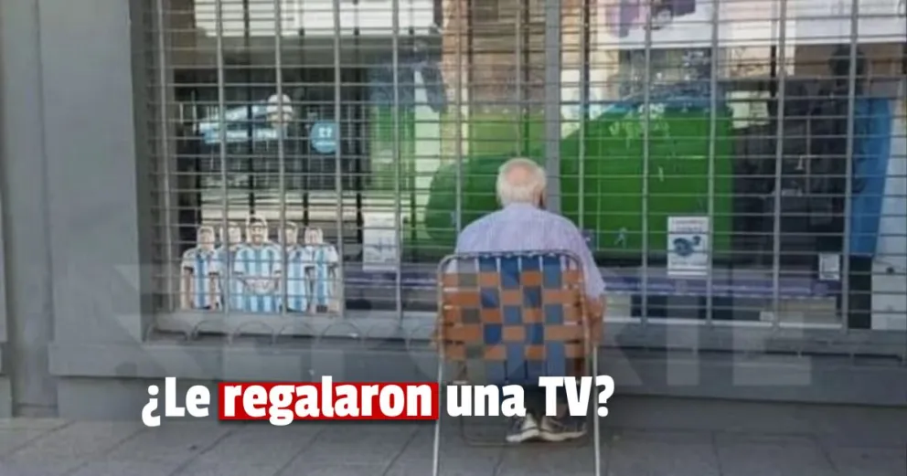 Miraba el partido en la vidriera de una casa de electrodomésticos y le regalaron un televisor