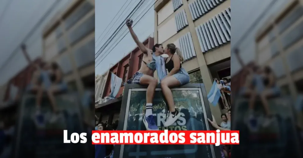 ¿Quiénes son los enamorados del cartel en la plaza 25 de Mayo?