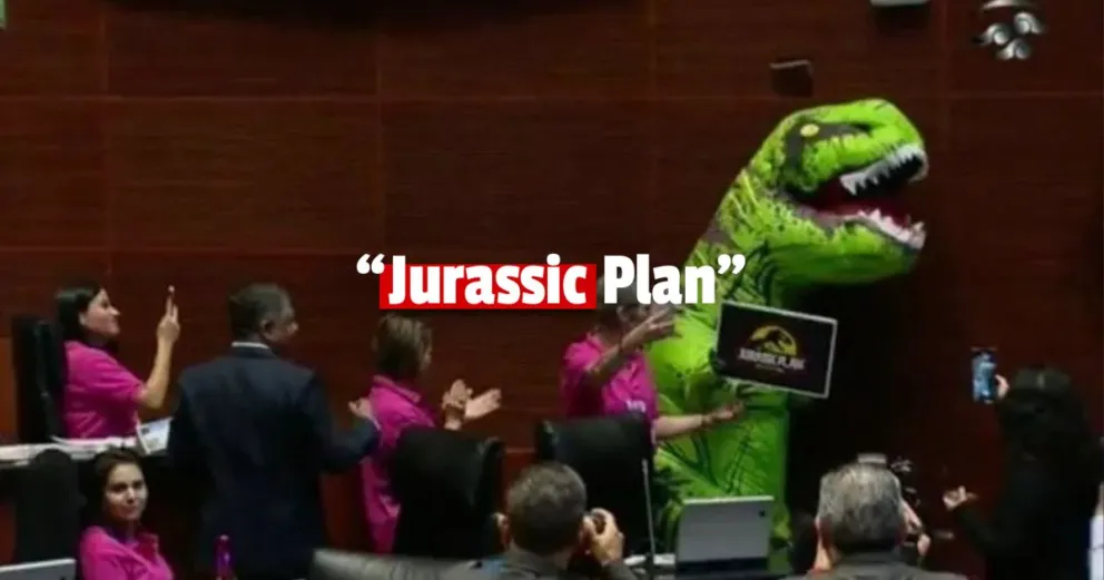 Una senadora ingresó al recinto disfrazada de dinosaurio para protestar contra la nueva reforma electoral