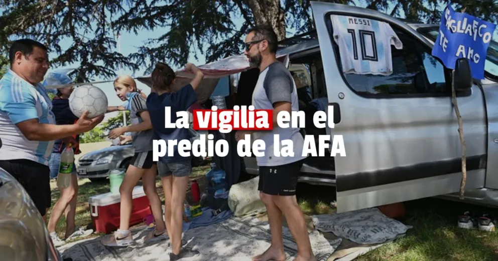 Cientos de hinchas comenzaron una vigilia en el predio de la AFA para recibir a la selección argentina