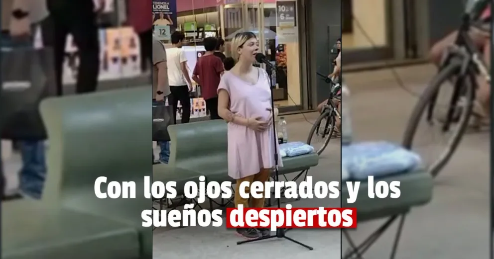 La historia de Laila: canta en la Peatonal para que no le falte nada a su hijo   