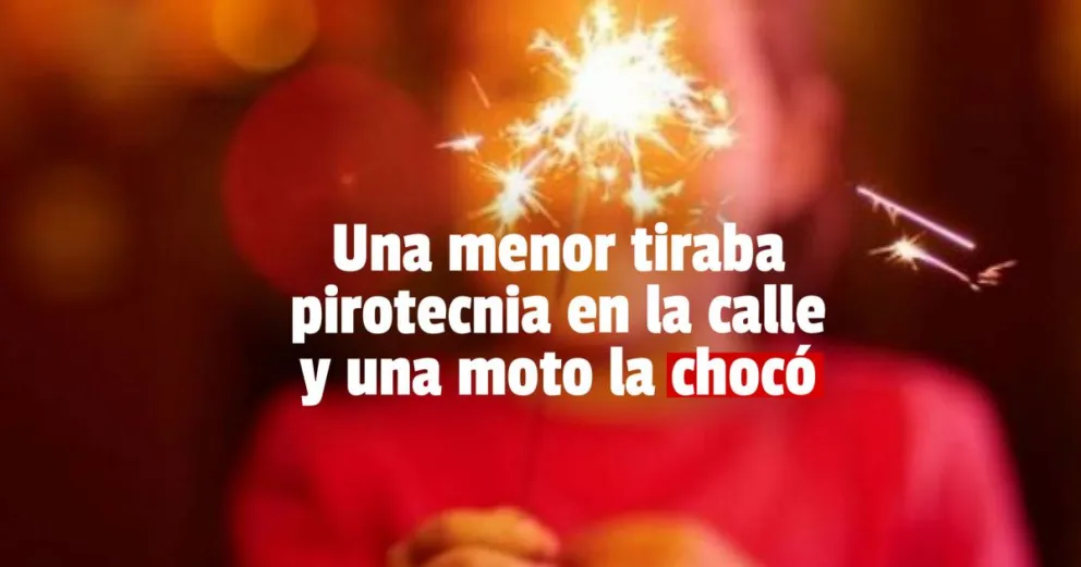 Una niña tiraba pirotecnia y una moto la chocó 