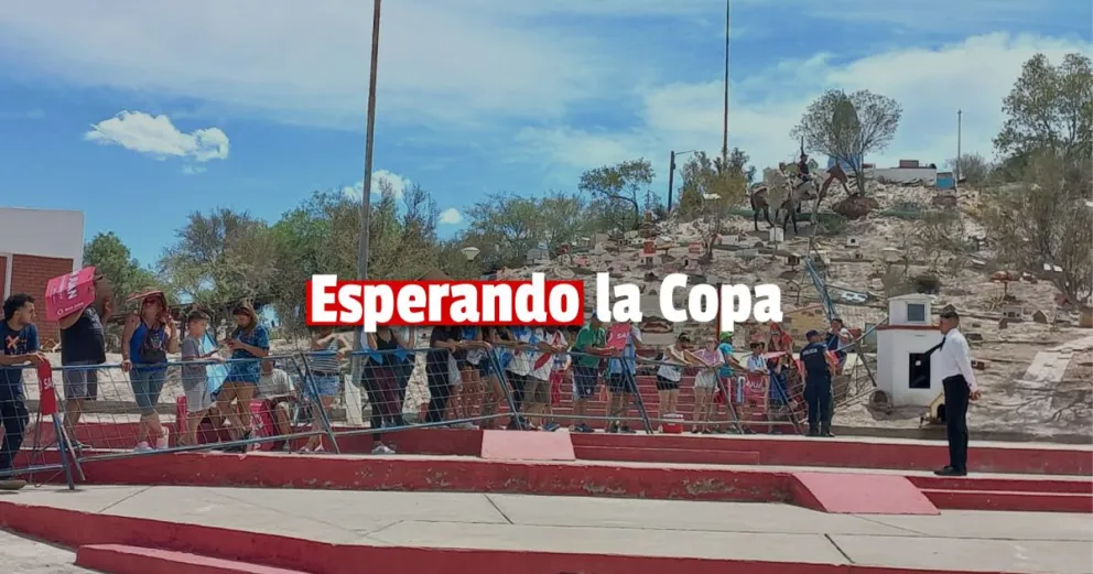 "A pie de escalera" los sanjuaninos esperan en la Difunta a "Chiqui" Tapia con la Copa del Mundo   