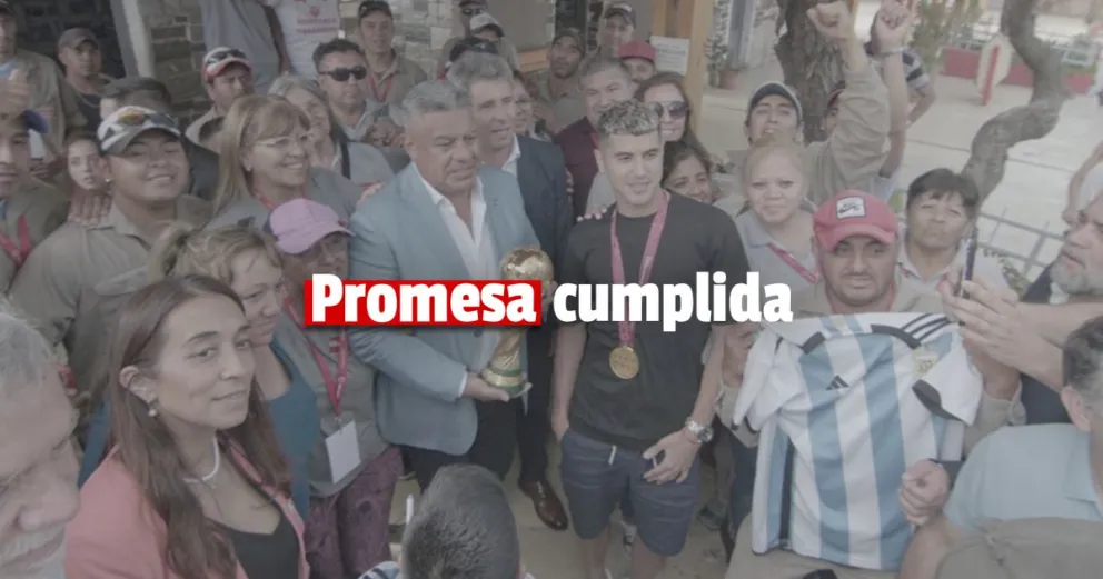 Las fotos del momento histórico: "Chiqui" Tapia, la Copa y la Difunta 