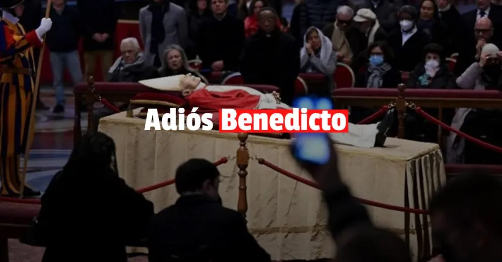 Una multitud despide a Benedicto XVI 