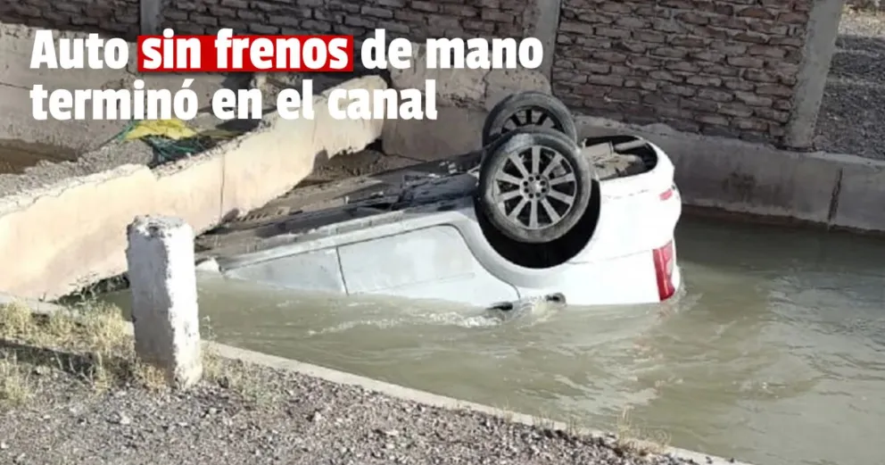 Se olvido de poner el freno de manos y su auto terminó en el canal