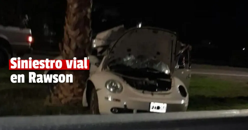 Rawson: circulaba a alta velocidad y se estrelló contra una palmera
