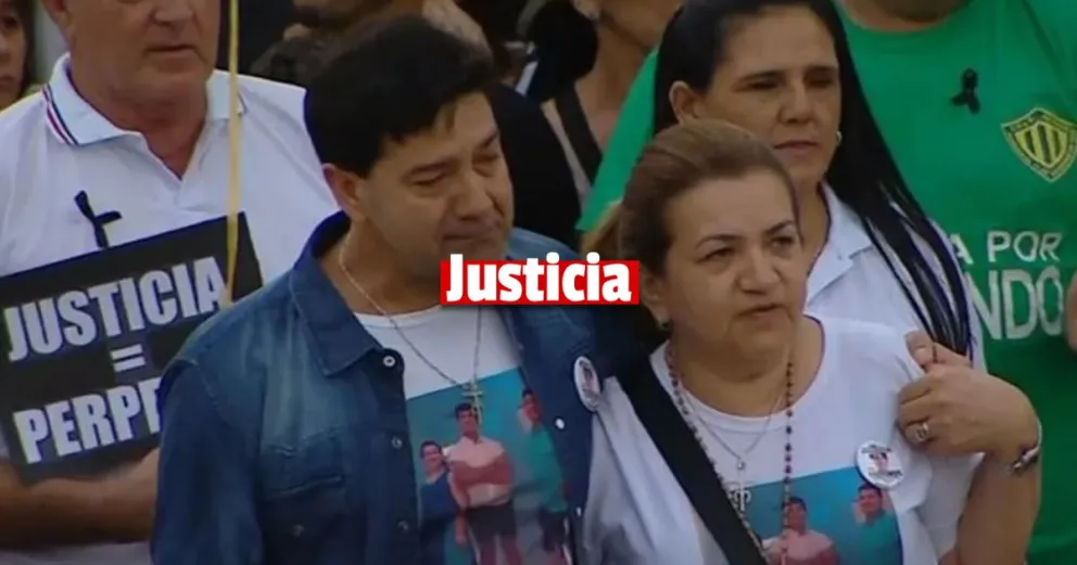 Emoción y dolor: una multitud acompaña a los padres de Fernando Báez Sosa a 3 años del crimen