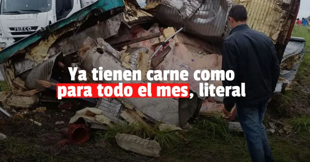 Un camión frigorífico volcó en plena ruta y la gente se llevó 11 mil kilos de carne 