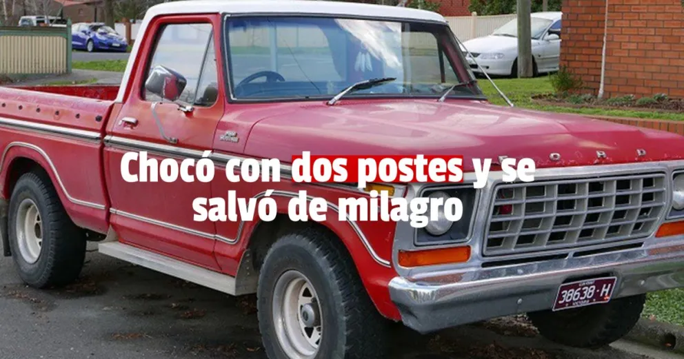 Un hombre perdió el control de su camioneta y chocó con dos postes 