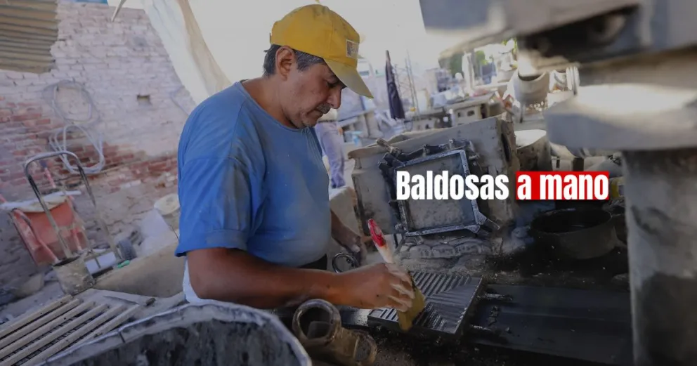 Cómo es el proceso para hacer las clásicas baldosas de la Plaza 25