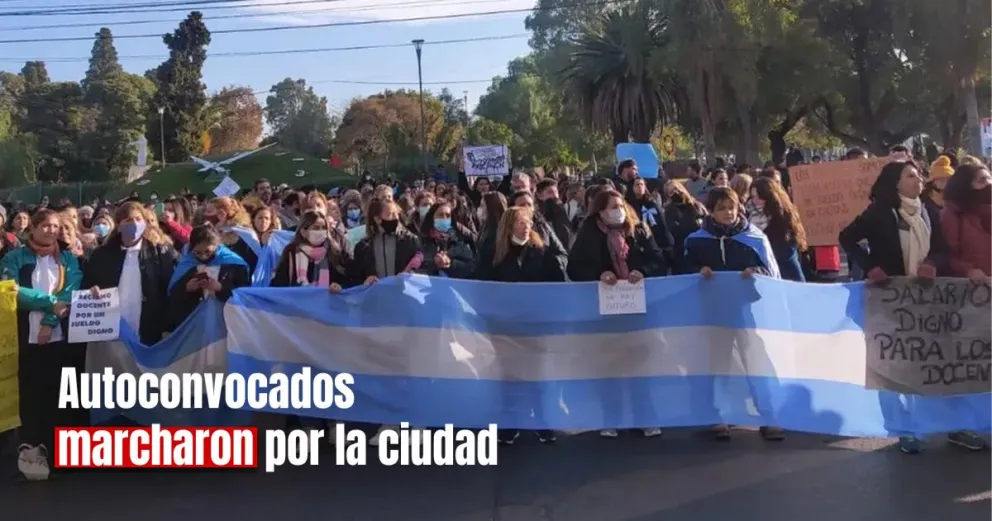 Tras el acuerdo realizado por los gremios, los docentes autoconvocados marcharon por la ciudad