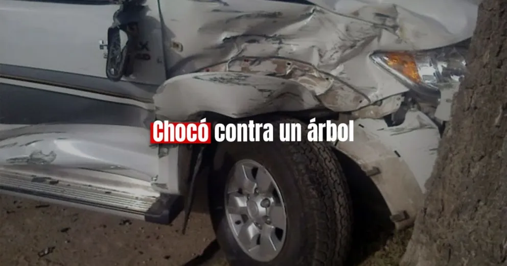 Una mujer perdió el control de su auto e impactó contra un árbol