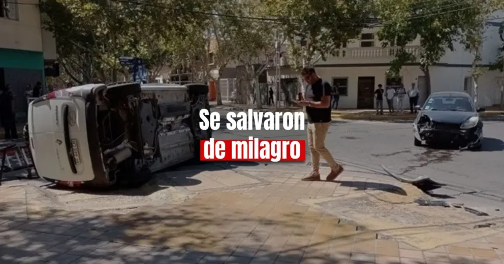Un utilitario fue chocado por un auto, se dio vuelta y terminó en la vereda 