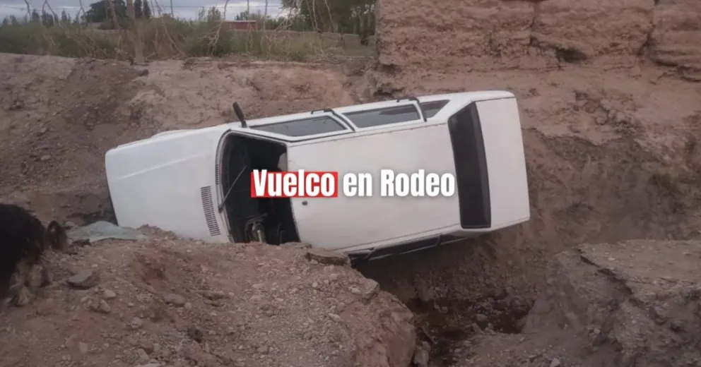Un hombre viajaba en su auto, cayó en una zanja y se fue  