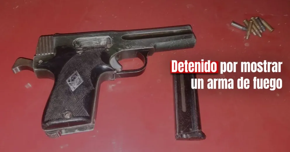 Le mostró el arma, ella lo denunció y también quedó detenida