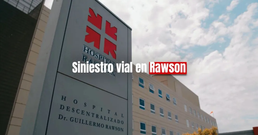 Dos motociclistas chocaron con un auto y terminaron en el hospital 