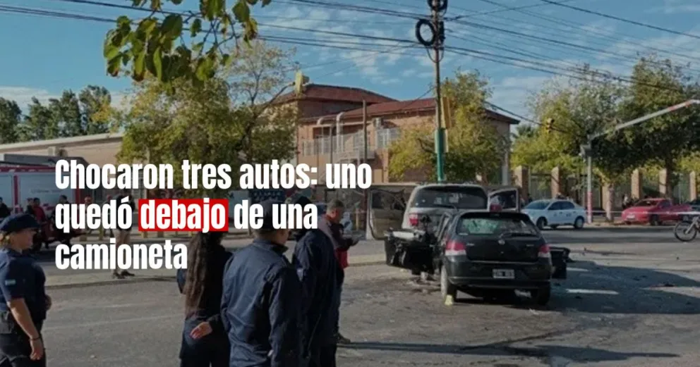 Un auto quedó debajo de una camioneta en un triple choque 