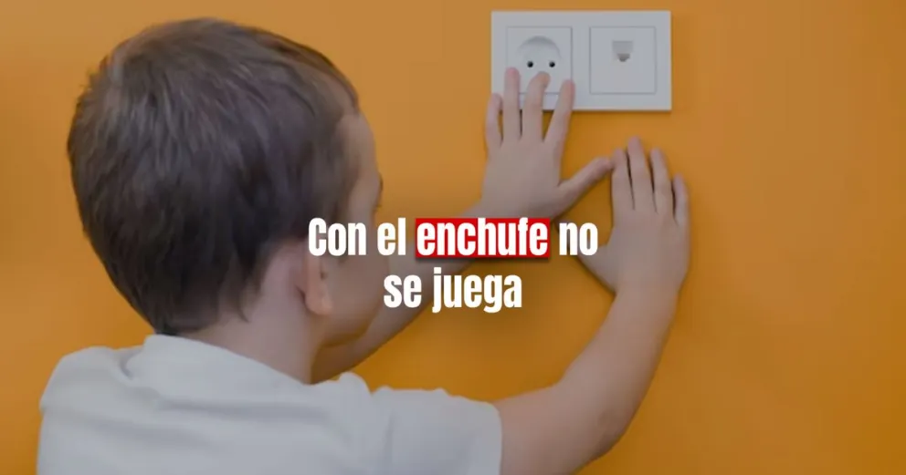Un niño sufrió un choque eléctrico por jugar con el enchufe de luz 