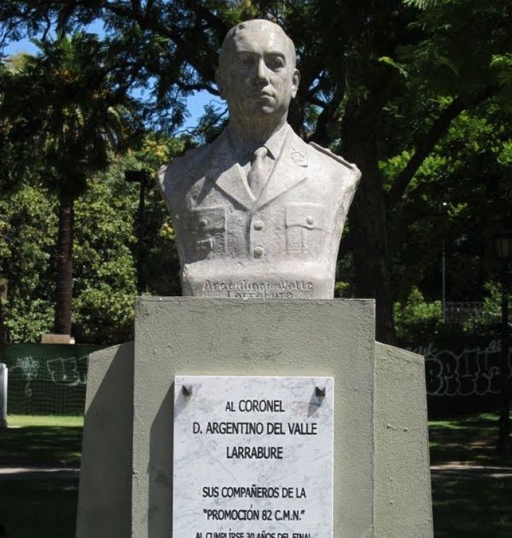 El monumento al coronel Don Argentino del Valle Larrabure se encuentra en la Plaza Mitre, de Buenos Aires