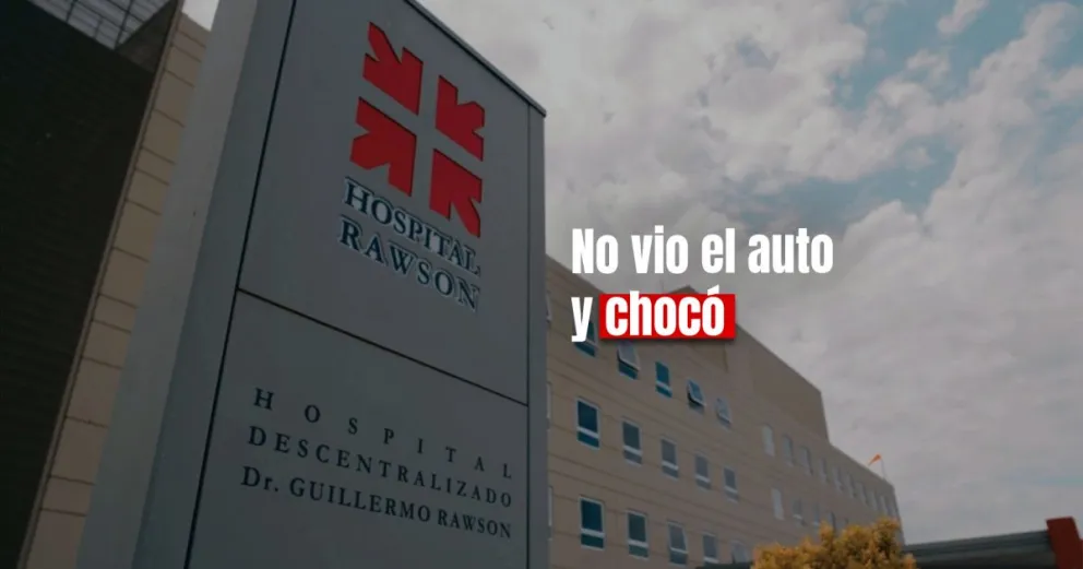 Una motociclista chocó con un auto y terminó en el hospital con fracturas 