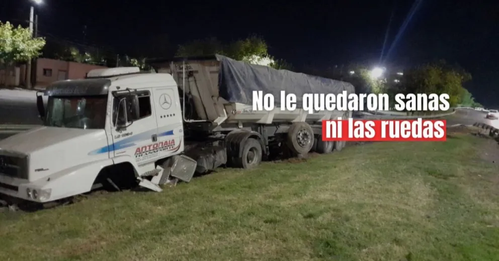 Un camión perdió el control y rompió la barandas de seguridad de la ruta