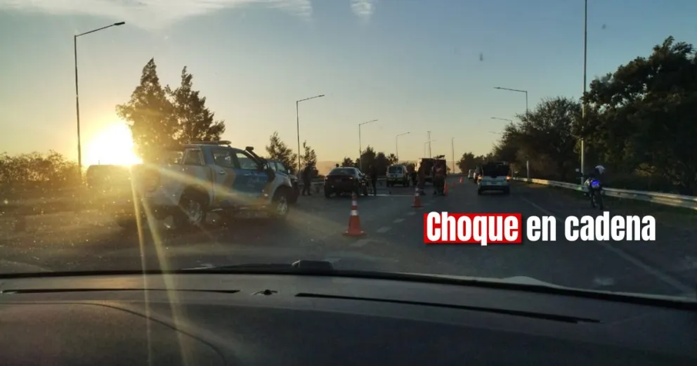 Un auto perdió el control, chocó contra el guardarraíl y provocó un choque en cadena 