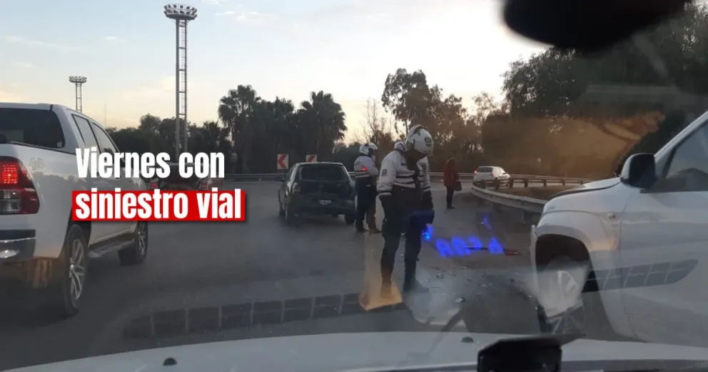Una camioneta y un auto chocaron en Ruta 40 